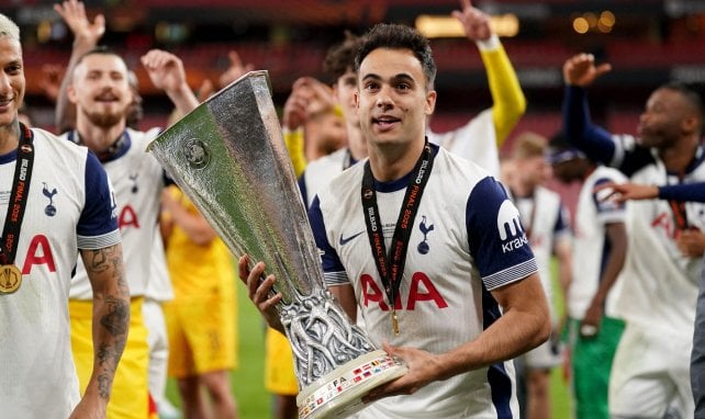 Sergio Reguilón mit der Europa League-Trophäe