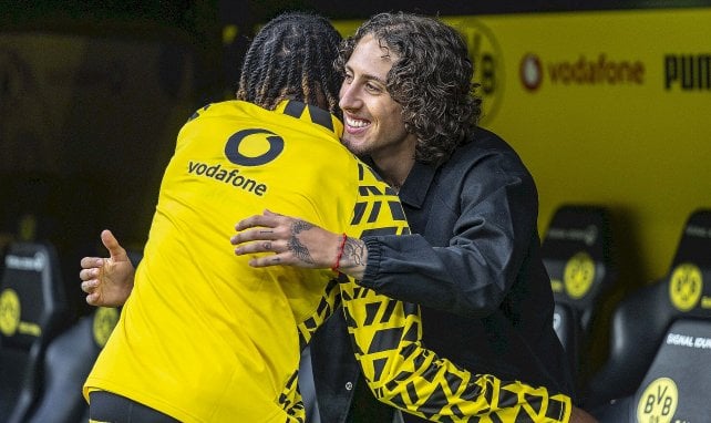 Silva und Chukwuemeka umarmen sich