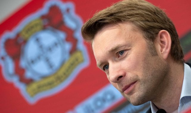 Simon Rolfes vor dem Bayer-Logo