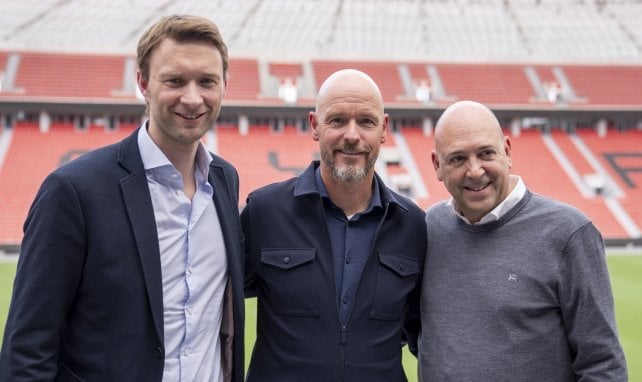 Sportgeschäftsführer Simon Rolfes, Trainer Erik ten Hag und Geschäftsführer Fernando Carro von Bayer Leverkusen