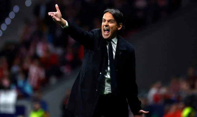 Simone Inzaghi coacht an der Seitenlinie