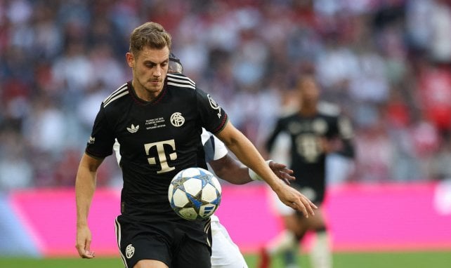 Josip Stanisic behält den Ball im Blick