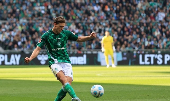 Niklas Stark spielt einen starken Pass