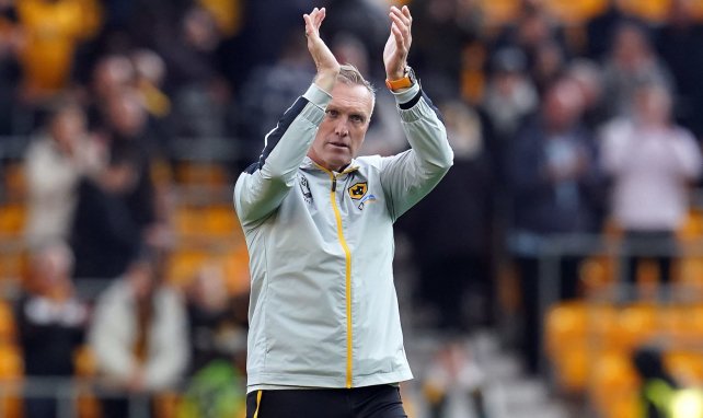 Steve Davis applaudiert den Wolves-Fans