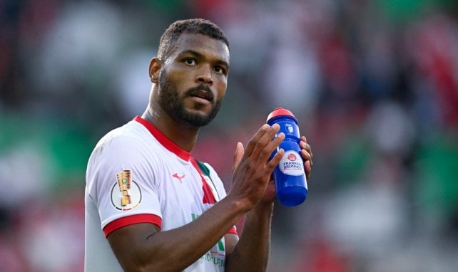 Steve Mounié applaudiert den Fans
