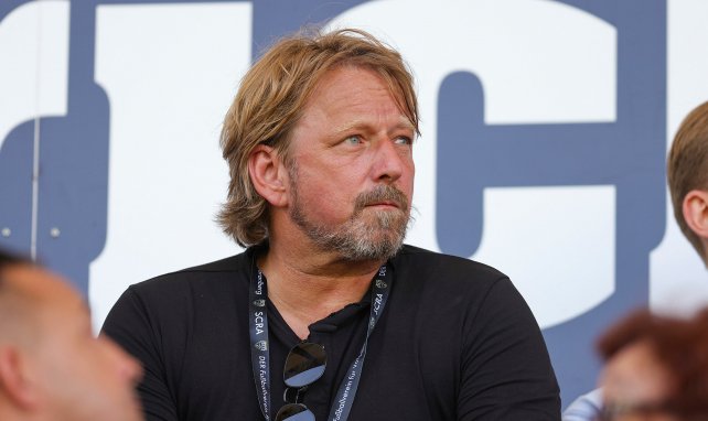 Sven Mislintat beobachtet ein Spiel