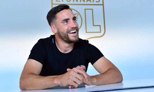 Nicolás Tagliafico unterschreibt