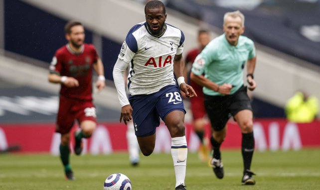 Tanguy Ndombélé im Dribbling für Tottenham