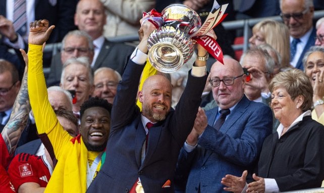 Erik ten Hag hebt den FA Cup in die Luft