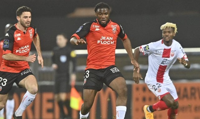 Terem Moffi (m.) im Trikot des FC Lorient