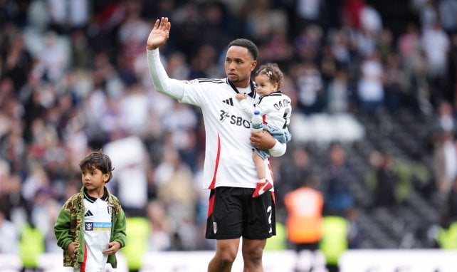 Kenny Tete winkt mit Familie