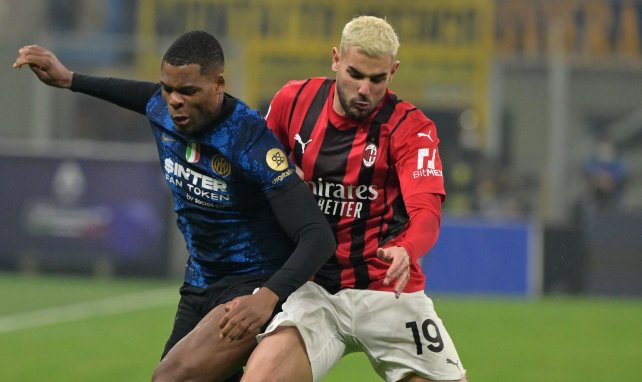 Theo Hernández im Zweikampf mit Inters Denzel Dumfries