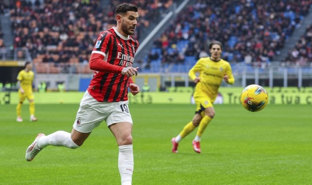 Theo Hernández hat den Ball im Blick