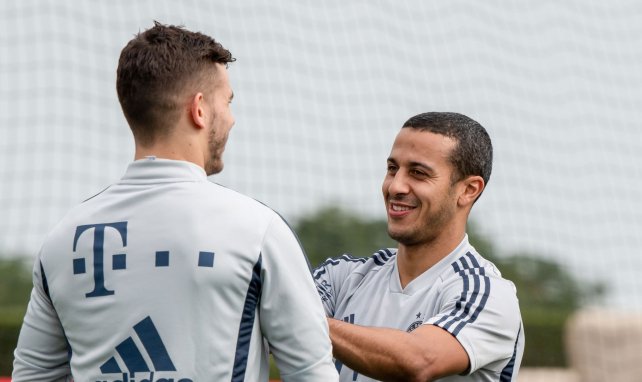 Thiago und Lucas Hernández scherzen beim Training