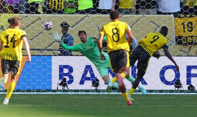 Thibaut Courtois streckt sich