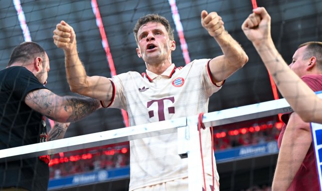 Thomas Müller feiert mit den Fans