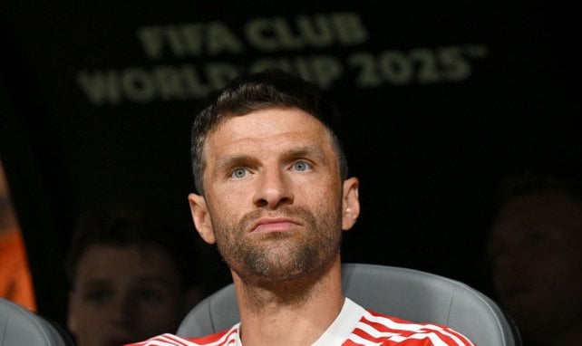 Thomas Müller mit leerem Blick auf der Ersatzbank