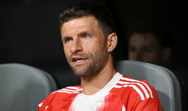 Thomas Müller sitzt beim FC Bayern auf der Bank