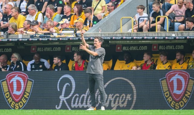 Dynamo Dresdens Trainer Thomas Stamm dirigiert sein Team