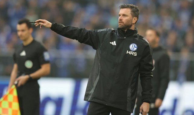 Tim Hoogland an der Seitenlinie von Schalke 04