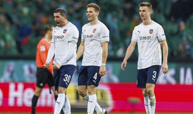 Tim Siersleben (m.) im Trikot des 1. FC Heidenheim