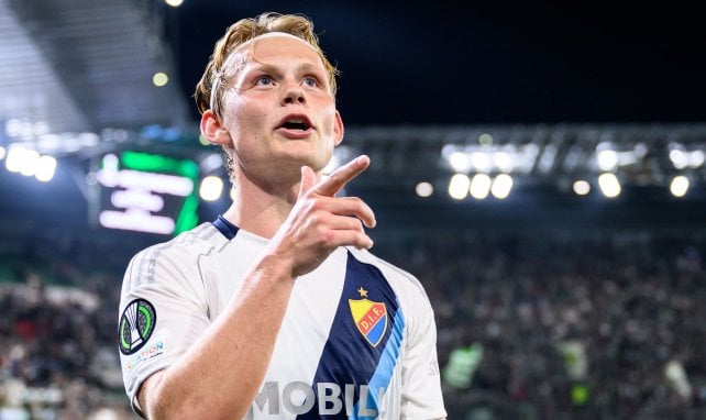 Nach einem Treffer: Tobias Gulliksen in Richtung Fankurve
