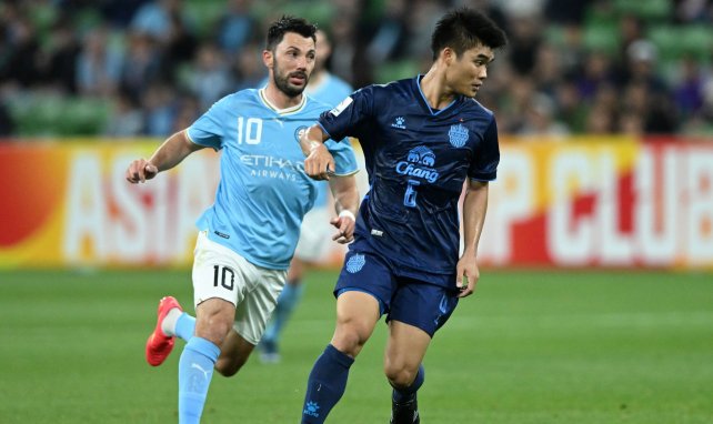 Tolgay Arslan (l.) jagt dem Ball nach