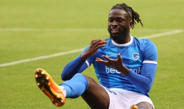 Tolu Arokodare feiert einen Treffer