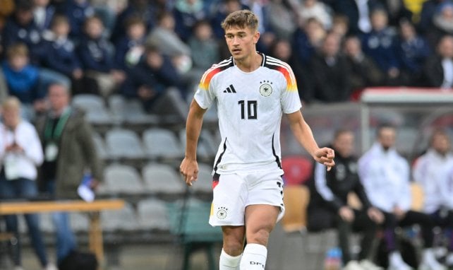 Tom Bischof am Ball für Deutschlands U20