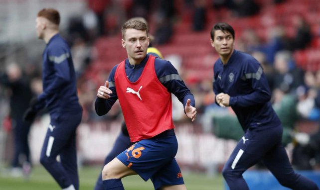 Tom Trybull (FC Blackpool) beim Warmmachen