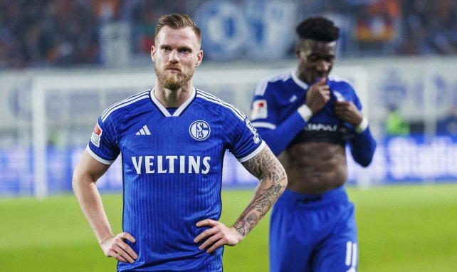 Tomas Kalas stemmt die Hände in die Hüften