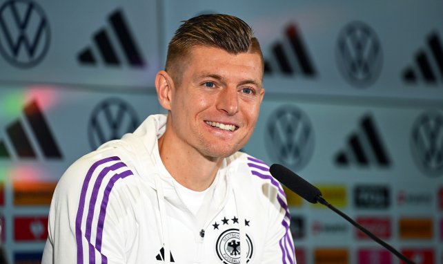 Toni Kroos lächelt auf einer Pressekonferenz des DFB