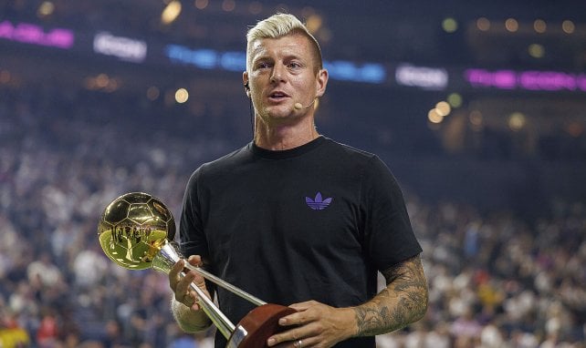 Toni Kroos hält die Trophäe in der Hand