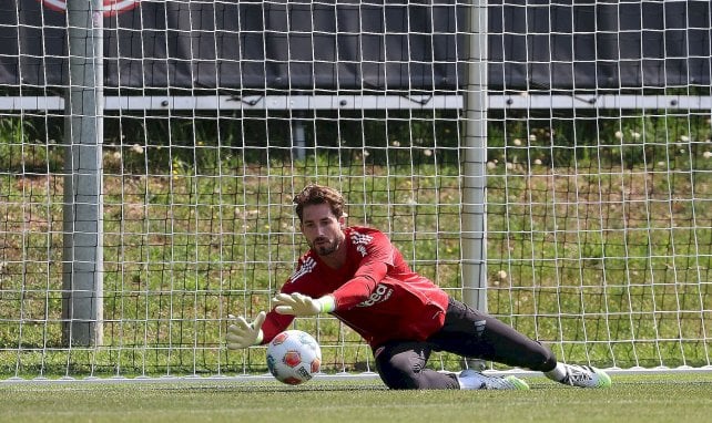 Trapp fängt den Ball