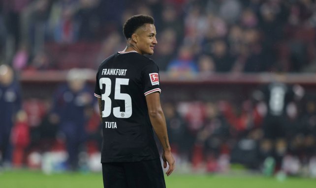 Tuta im Eintracht-Trikot