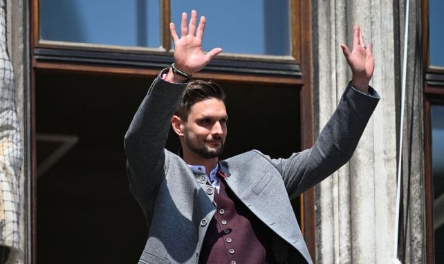 Sven Ulreich winkt den Fans zu