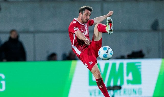 Mark Uth tritt über den Ball