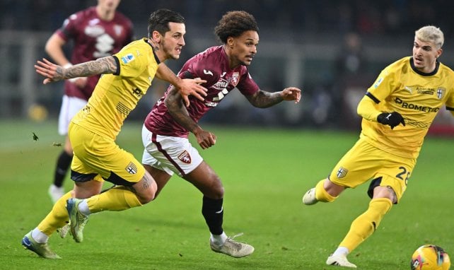 Valentino Lazaro (m.) setzt sich gegen zwei Gegner durch