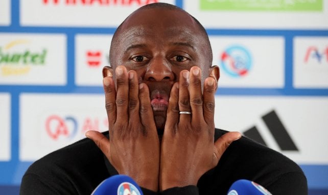 Patrick Vieira albert auf einer Pressekonferenz herum