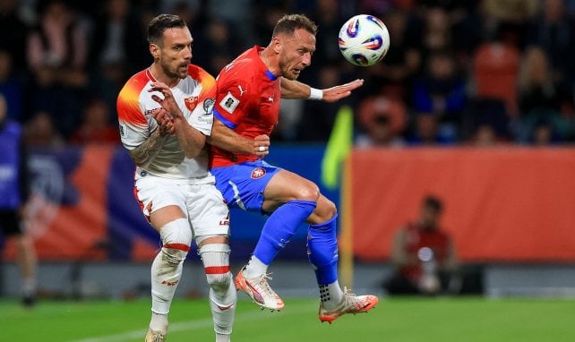 Vladimír Coufal im Kopfballduell