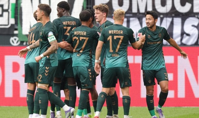 Die Bremer Spieler bejubeln einen Treffer