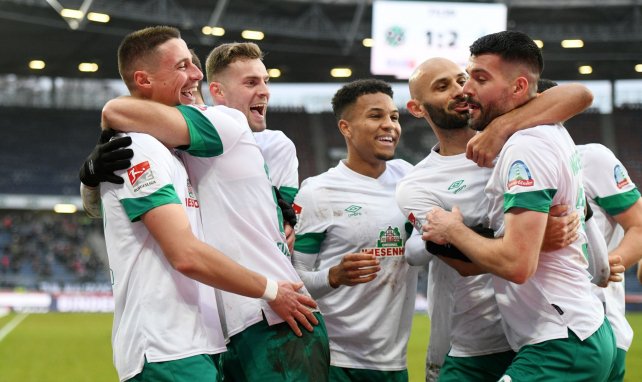Die Werder-Spieler feiern einen Treffer von Anthony Jung
