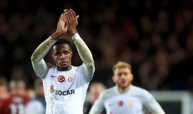 Wilfried Zaha applaudiert den Fans