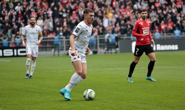 William Mikelbrencis am Ball für den FC Metz