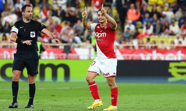 Wissam Ben Yedder wird vom Schiedsrichter ermahnt