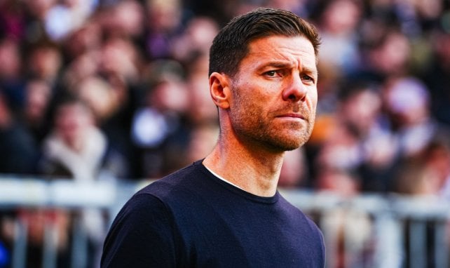 Xabi Alonso schaut skeptisch am Spielfeldrand