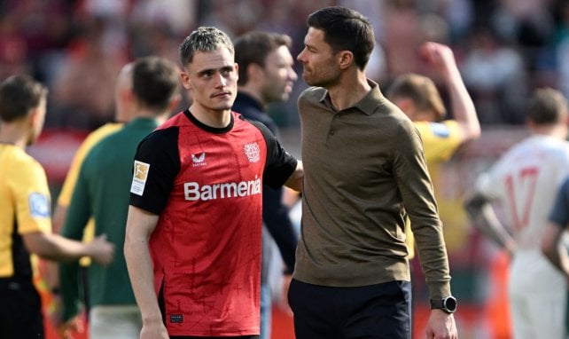 Florian Wirtz (l.) mit Trainer Xabi Alonso (r.)