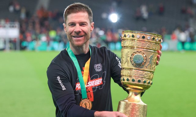 Xabi Alonso mit dem DFB-Pokal