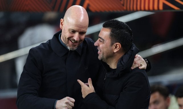 Erik ten Hag umarmt Xavi