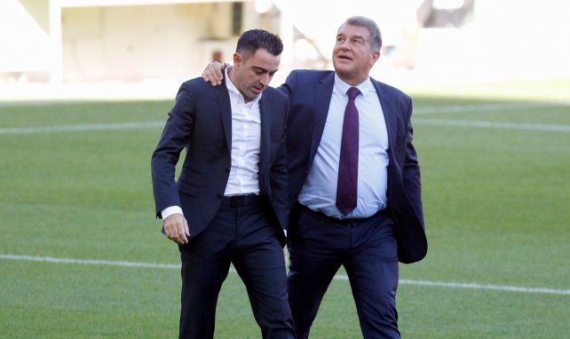 Barça-Coach Xavi (l.) und Präsident Joan Laporta